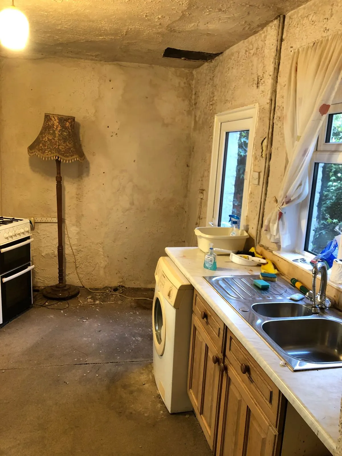 Original kitchen at 99 Manchester Road before refurbishment